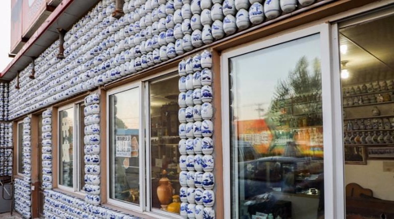 青花瓷酒瓶墙主人刘晓奇说,5000个青花瓷酒瓶百分之四十五是自己居