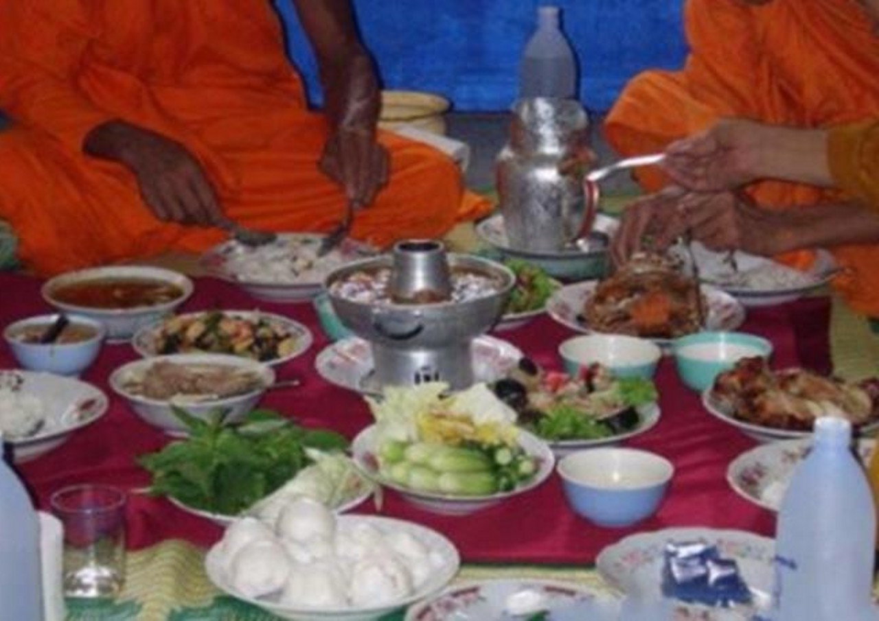 看完老挝和尚的伙食,再看看中国僧人的伙食,差距不是一般的大