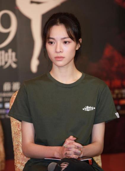 她是《芳华》里纯净善良的萧穗子,生活中的她美出新高度!