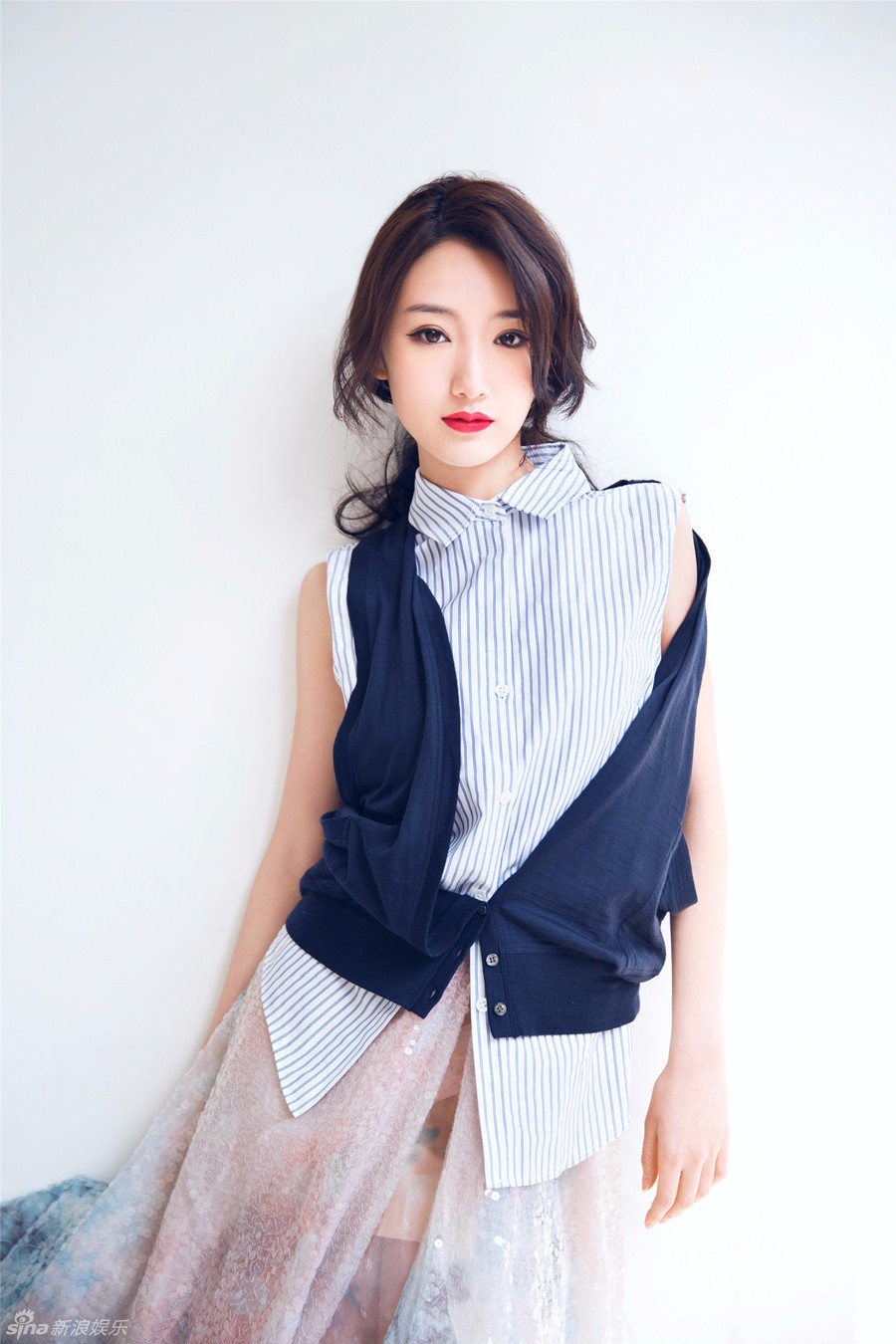 娱评人吴清功指出:关晓彤的影视形象很单一,除了以童星身份演的戏,就