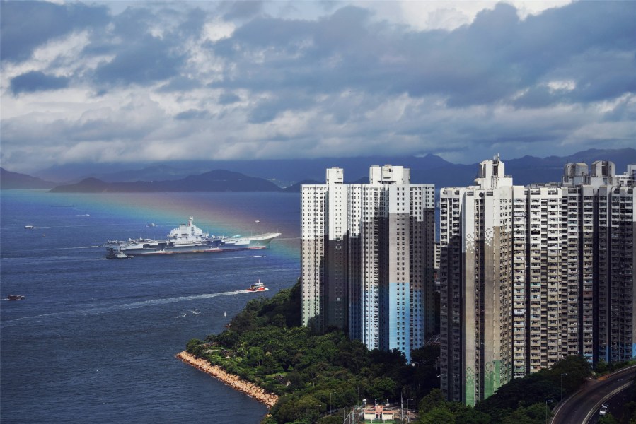 辽宁舰驶入香港水域海面出现彩虹