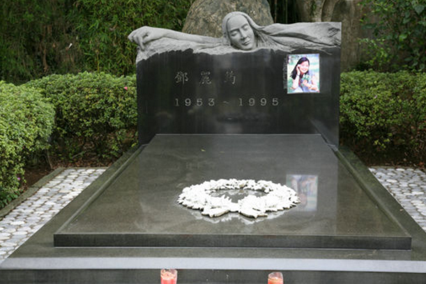 梅艳芳的墓碑图片图片