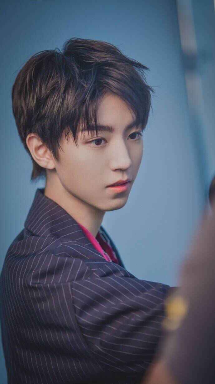 王俊凯精致写真屏保第三波,小凯真的越来越帅气