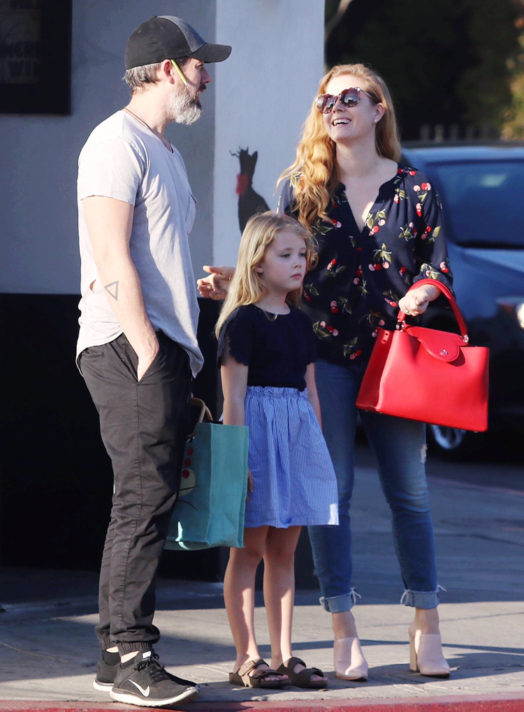 amy adams与丈夫外出享受家庭日,网友:女儿好像芭比娃娃