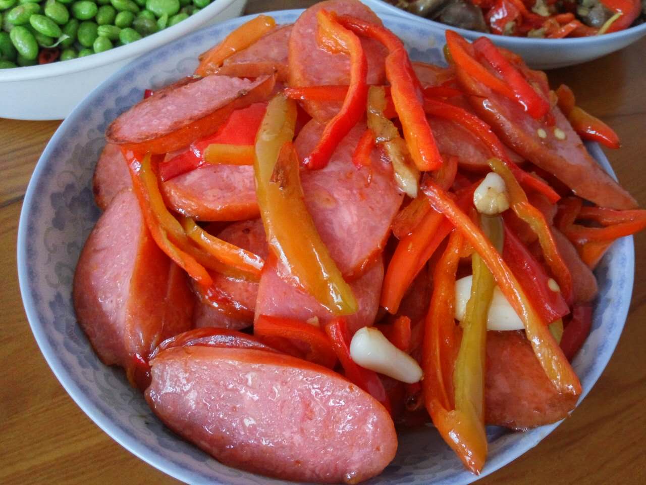 【红椒炒火腿肠】 微微辣的红椒点缀在粉红鲜香的火腿肠之间,浑然一体
