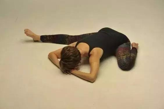 半 蝴 蝶 式 功 效:半蝴蝶式是一个很好的姿势,它可以很好的伸展下