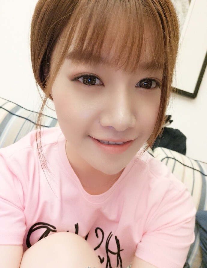 网红风小筝自拍~表情甜美丰富.