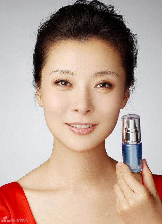 本次出演《人民的名义》,柯蓝在一贯的飒爽无畏气质之外,又给陆亦可的