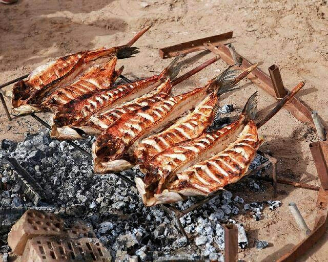 野外木棍烤鱼图片