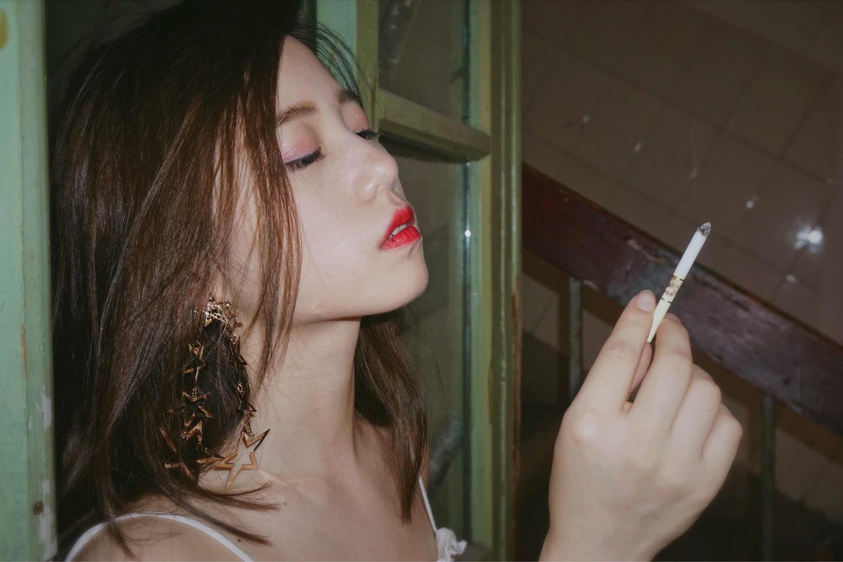 分手后的伤心女孩,用抽烟来麻醉自己,眼神的空洞让人心疼