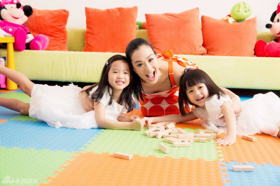 哪儿》这档节目中的表现为她赢得不少人气,与妈妈的亲子照也是萌萌哒!