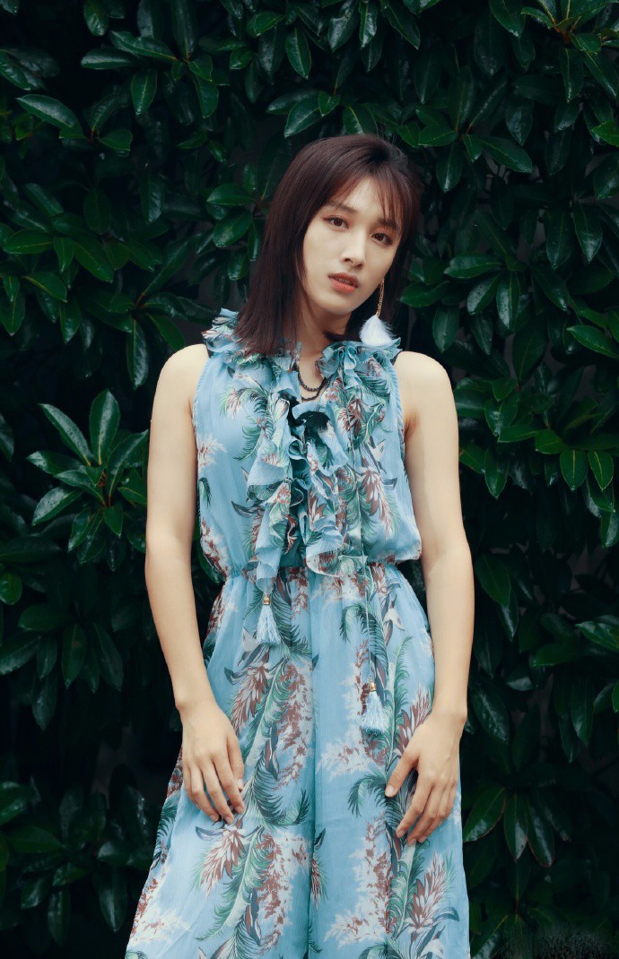 徐申东夏日清凉美搭,身着印花长裙,清新脱俗气质,越来越美了,内地优秀