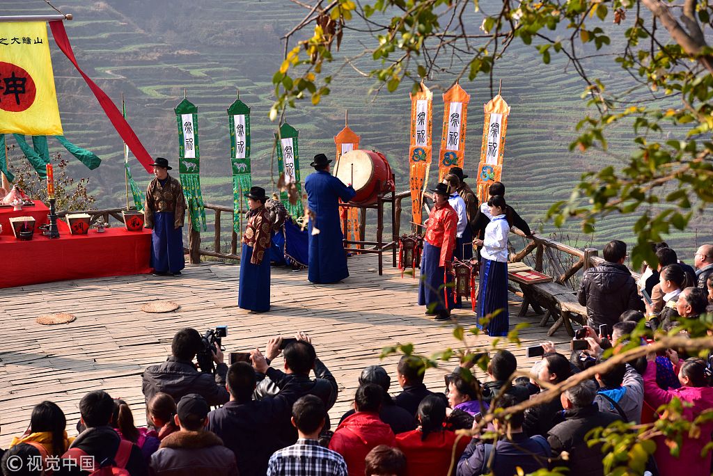 江西婺源村民祭山神 共享百桌宴庆丰收