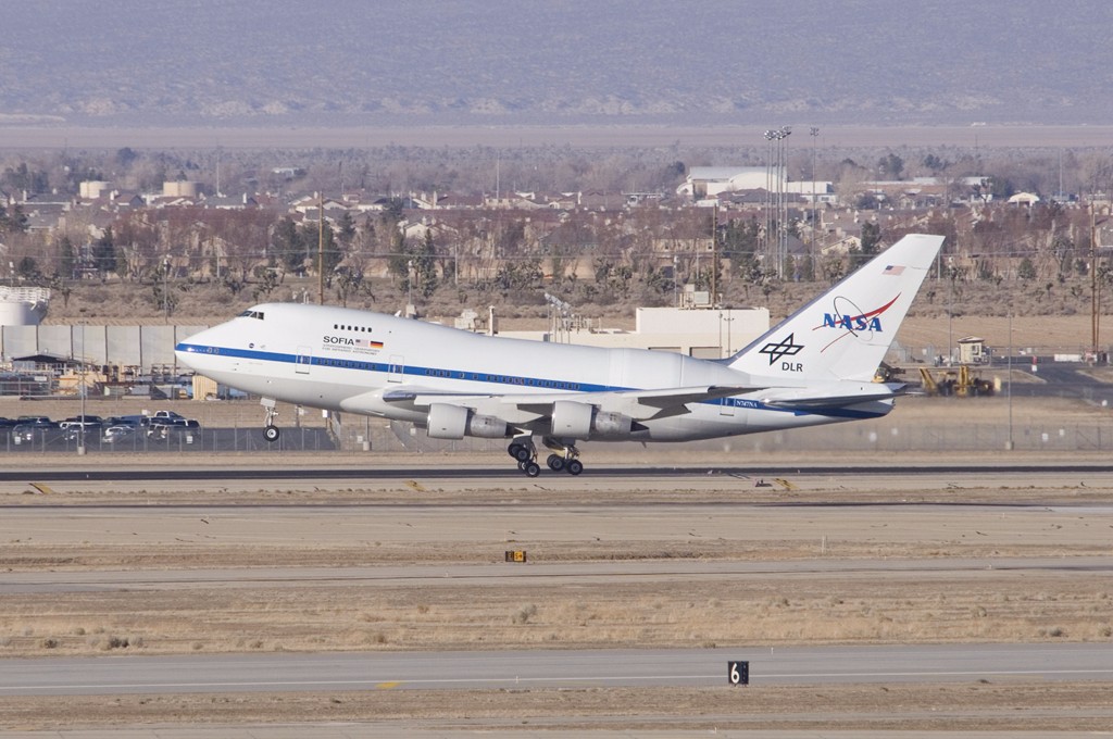 nasa改装的波音747sp降落在42号工厂的跑道上,该机用于同温层红外天文