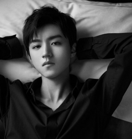 唐禹哲饰演白舟,长相帅气,性格温柔.