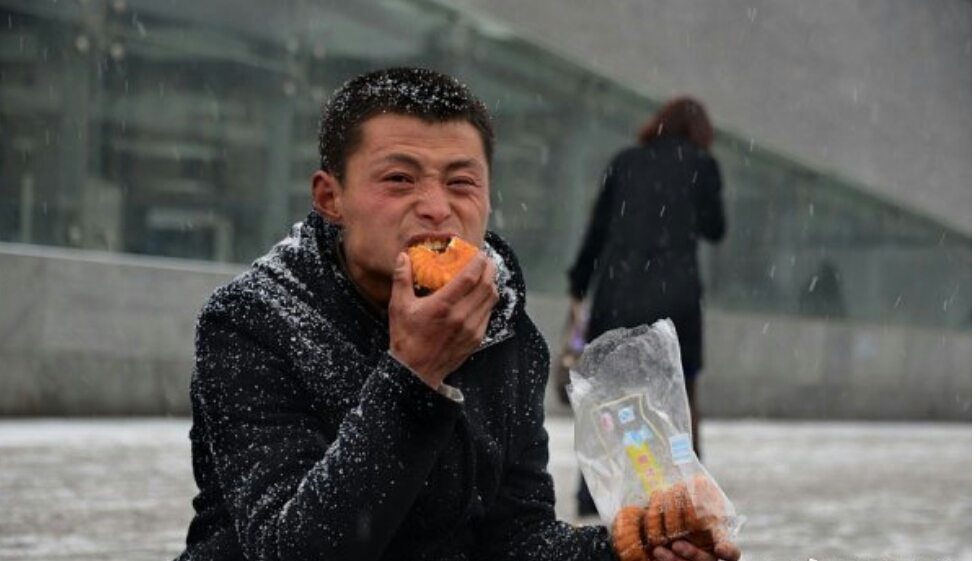 雪中吃飯的民工:你的妻子決定著你的命運