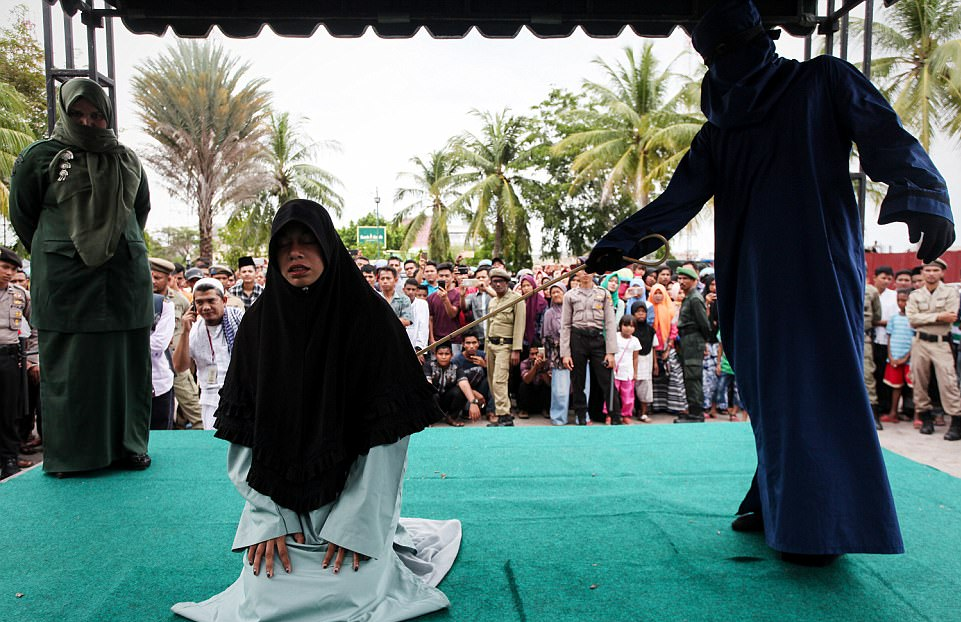 遵守伊斯兰教法的省份亚齐,违反伊斯兰教法的妇女被竹杖殴打的时刻