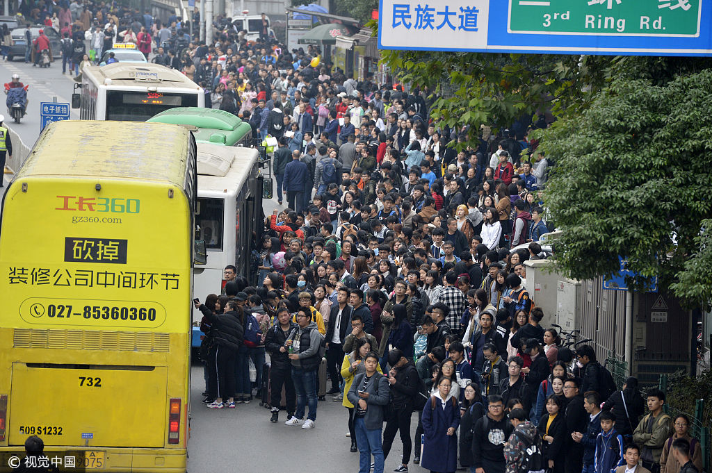 公交车拥挤图片