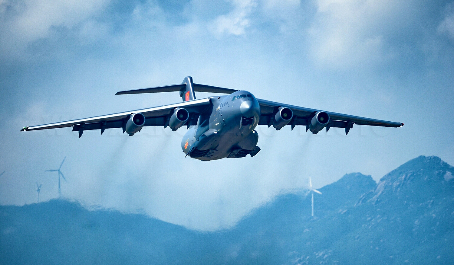 美军c17大型运输机货仓宽大,但是主翼盒设计于机舱内,直接导致机舱被