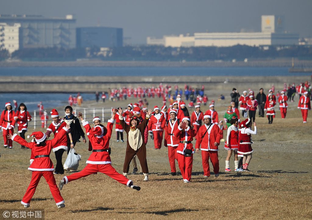 日本上千人参加"圣诞老人跑"慈善活动 为病童提供礼物