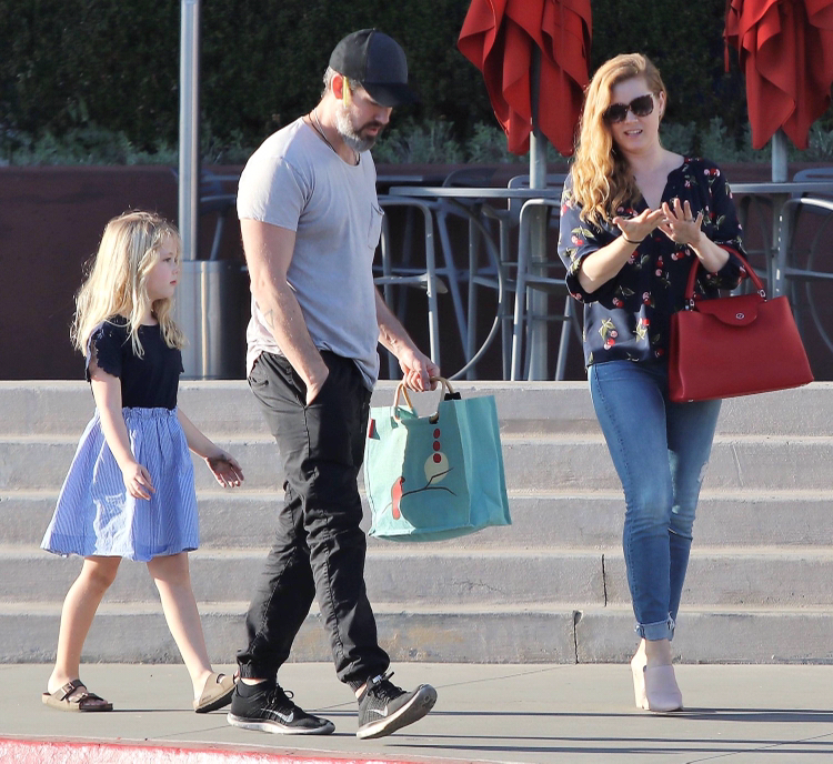 amy adams与丈夫外出享受家庭日,网友:女儿好像芭比娃娃