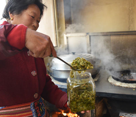 山區裡面有木柴,燒柴火做飯既快又方便,但是屋裡煙也大,程大媽眯著眼