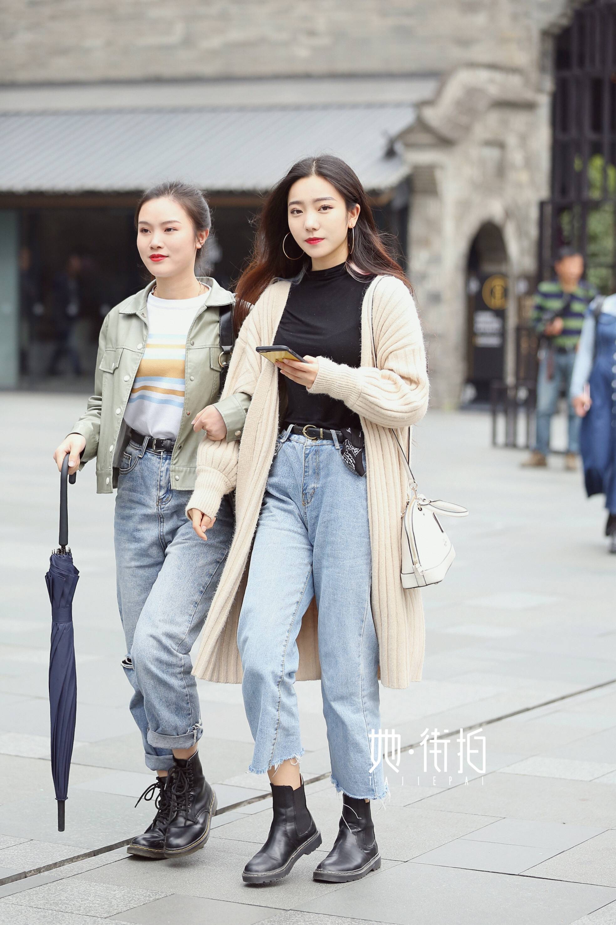 的小姐姐,粉色衬衫和蓝色衬衫都很好看,看来是一对会打扮自己的仙女了