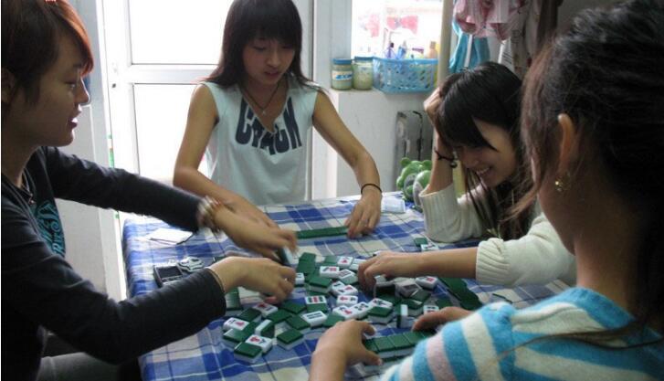 镜头下:喜欢打麻将的女大学生