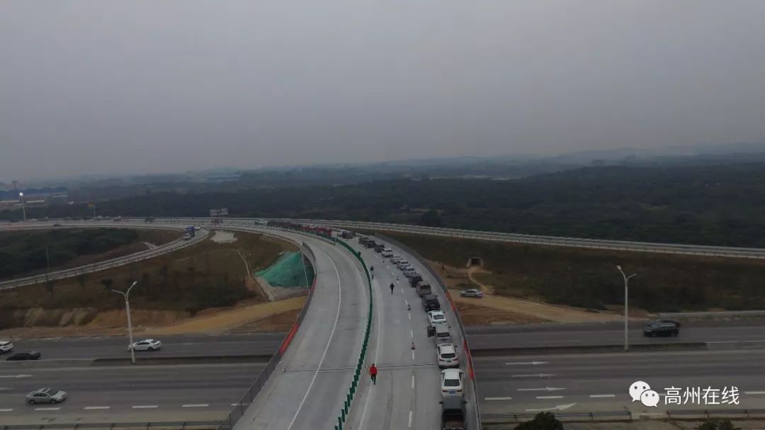 高州人:汕湛高速高州段今日正式通車,航拍高州南出口,速來圍觀!