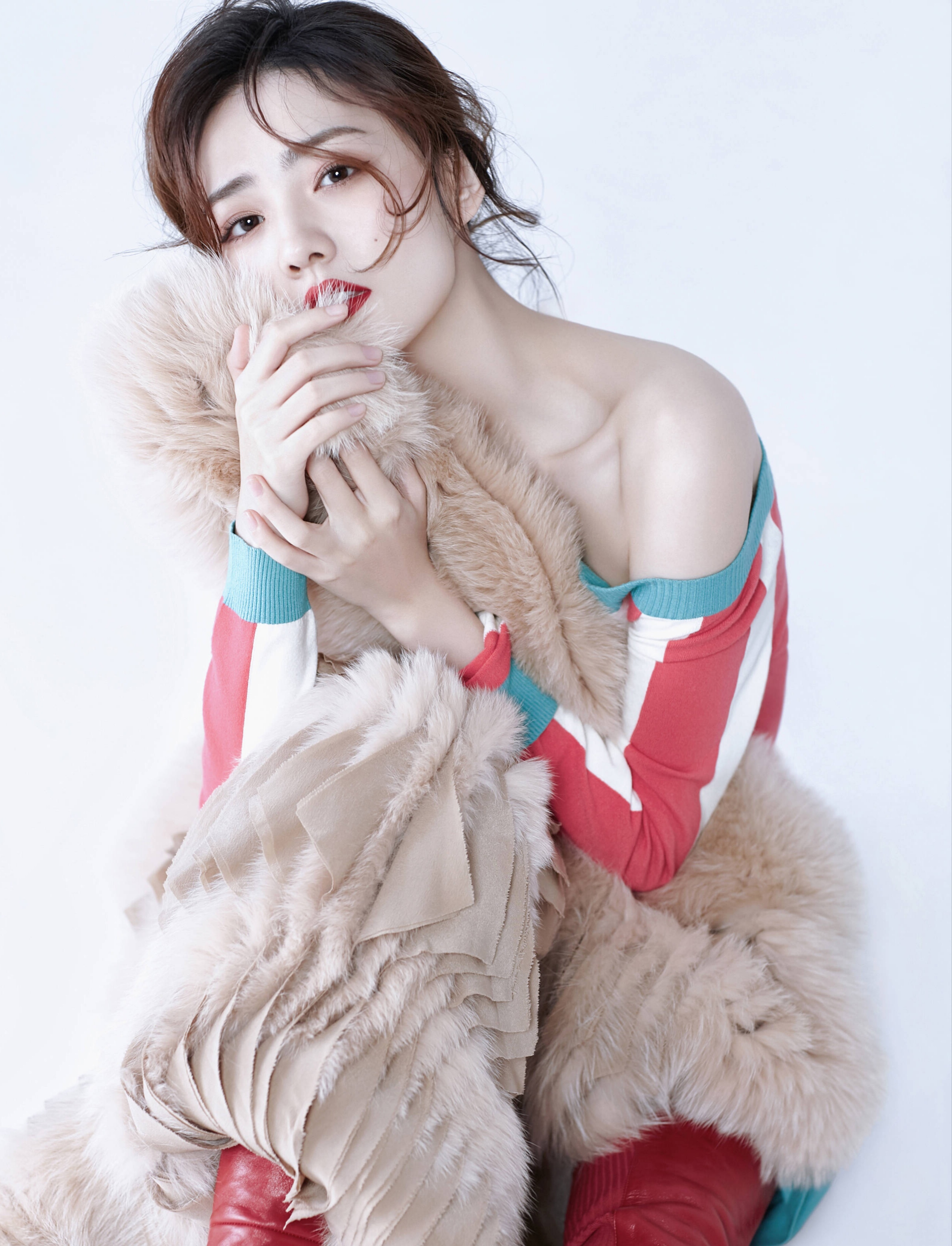 22岁的徐璐再登《时尚画报》封面,大红唇性感,散发着成熟女性的美