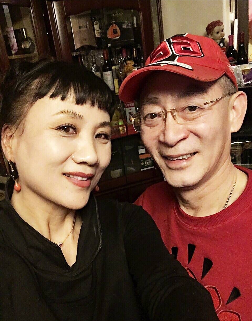 六小龄童携妻子来关晓彤家里拜年,关晓彤与偶像开心合影