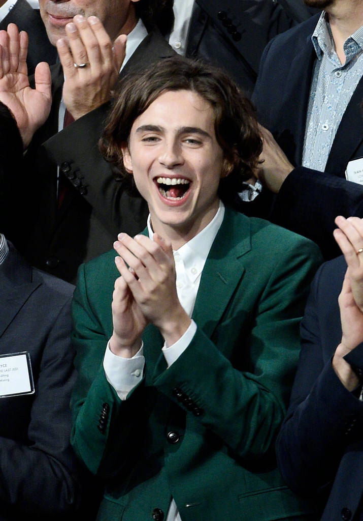 小甜茶timothee chalamet绿西装出席奥斯卡午餐会,网友:有种大头娃娃