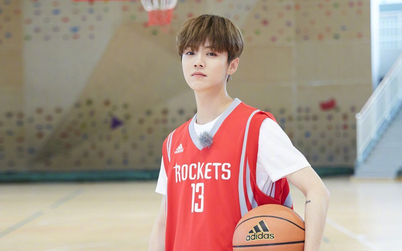 鹿晗打篮球帅气高清桌面壁纸