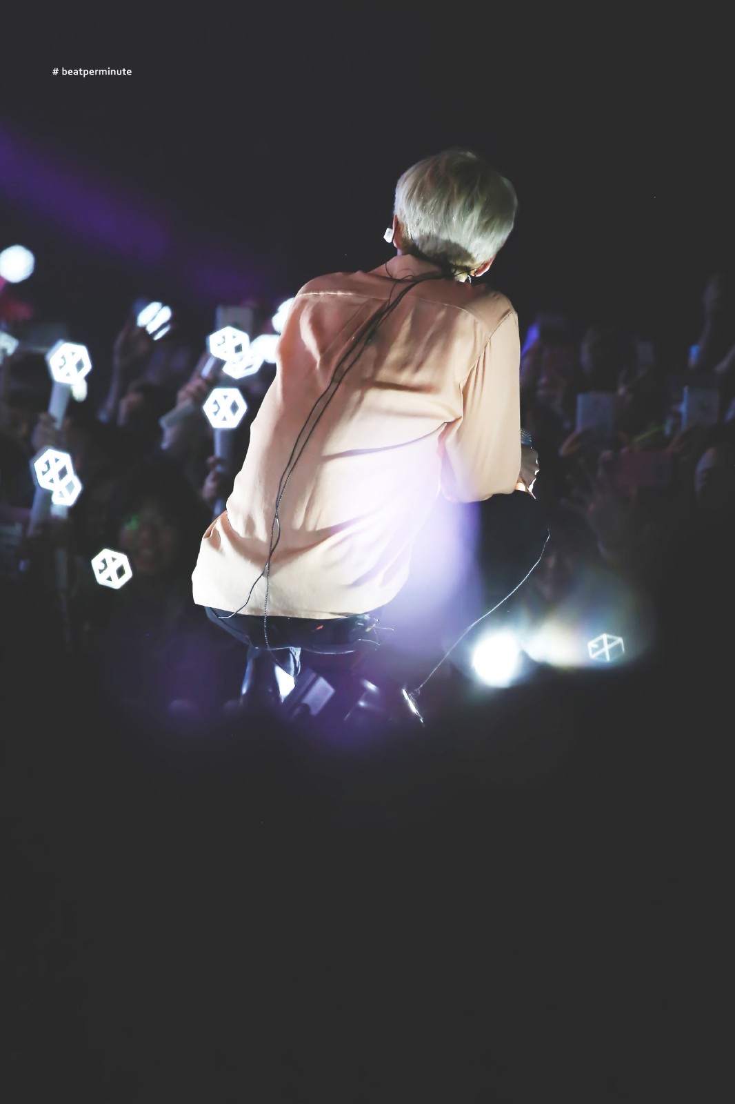 好喜欢吴世勋蹲在舞台上的模样,背影好迷人