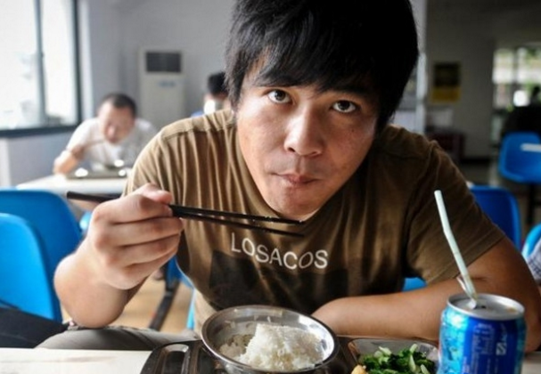 马峥嵘,报亭老板,月收入3000-4000元.