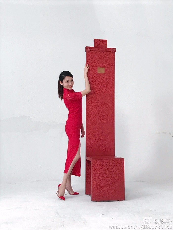 龙洋,央视财经频道美女主持人,才华与颜值担当,穿搭靓丽迷人!