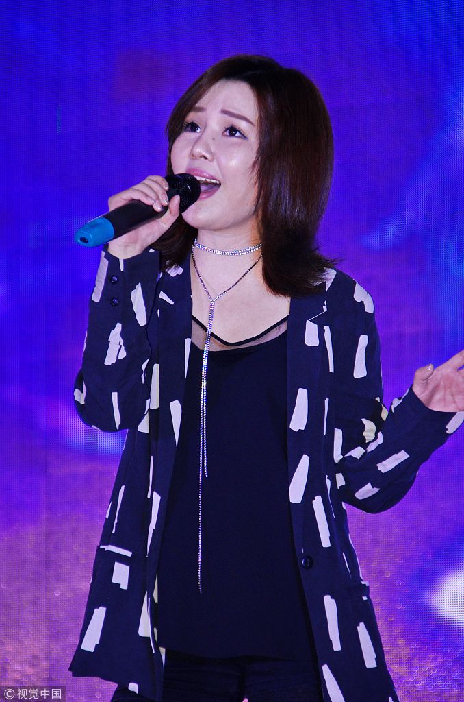 "天籁之声"许艺娜巡回音乐会武汉举行 获小朋友献花卖力献唱