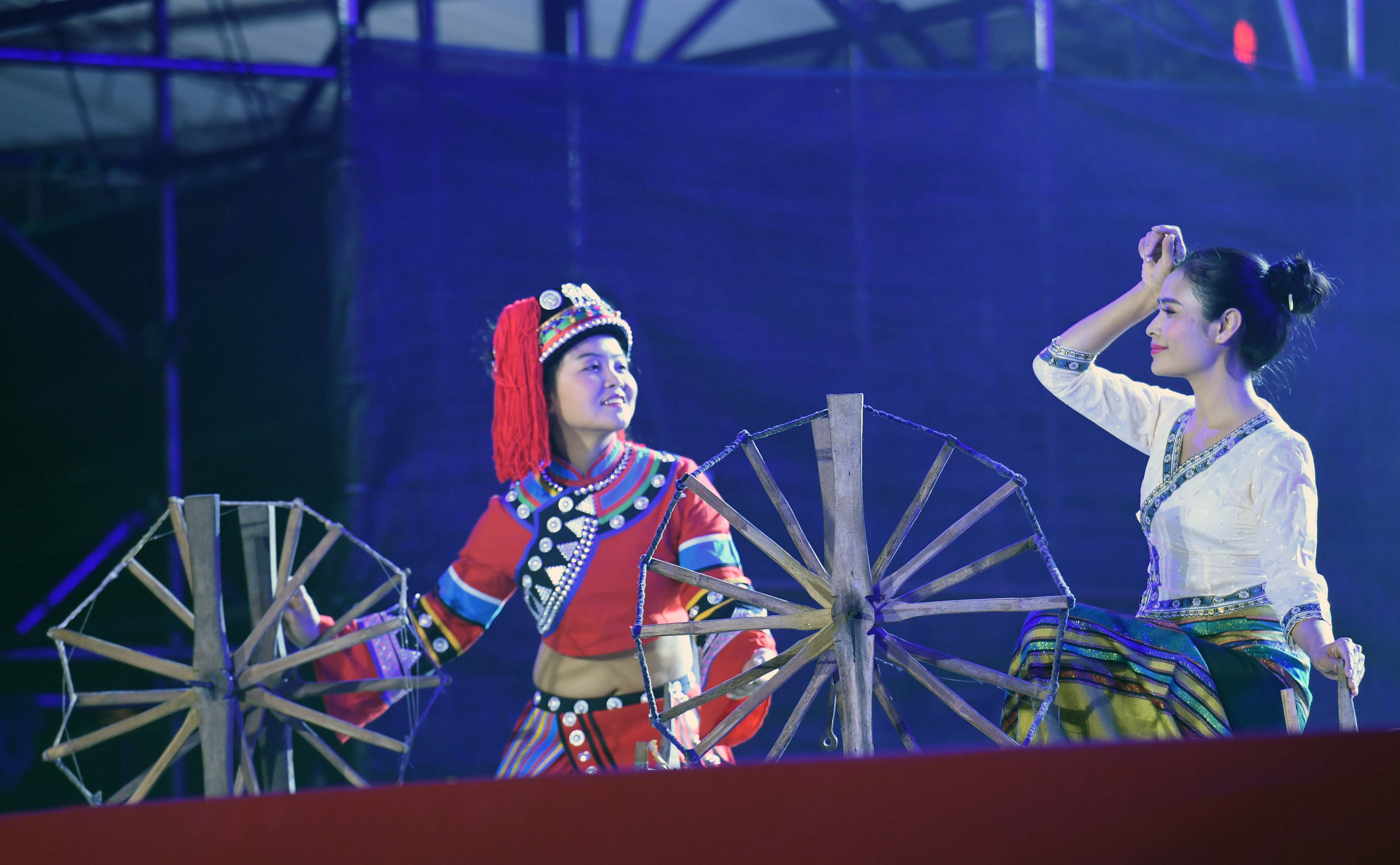 (文化)(4)第五届中老越三国丢包狂欢节举行歌舞演出