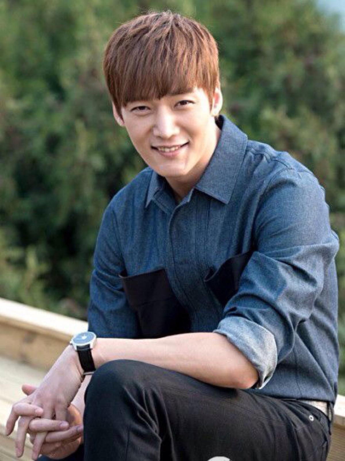 年轻韩国男演员图片