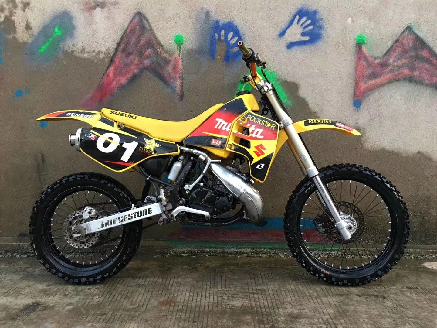 铃木二冲rmx250!51匹马力,不要拿42马力的来比!