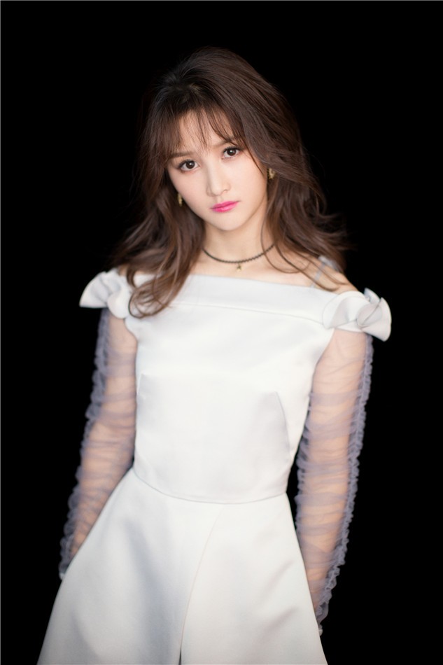 闪光少女李诺最新写真,萝莉感十足电眼似芭比娃娃!