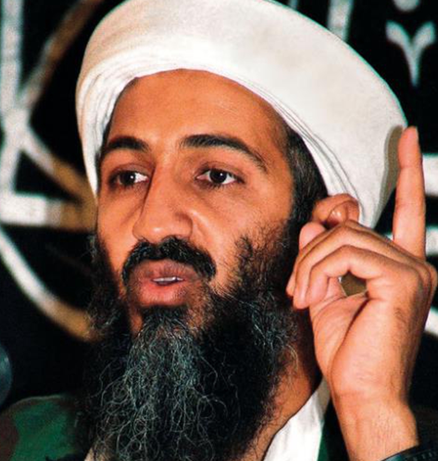 在自己书库的本拉登,后面那把就是他从不离身的枪