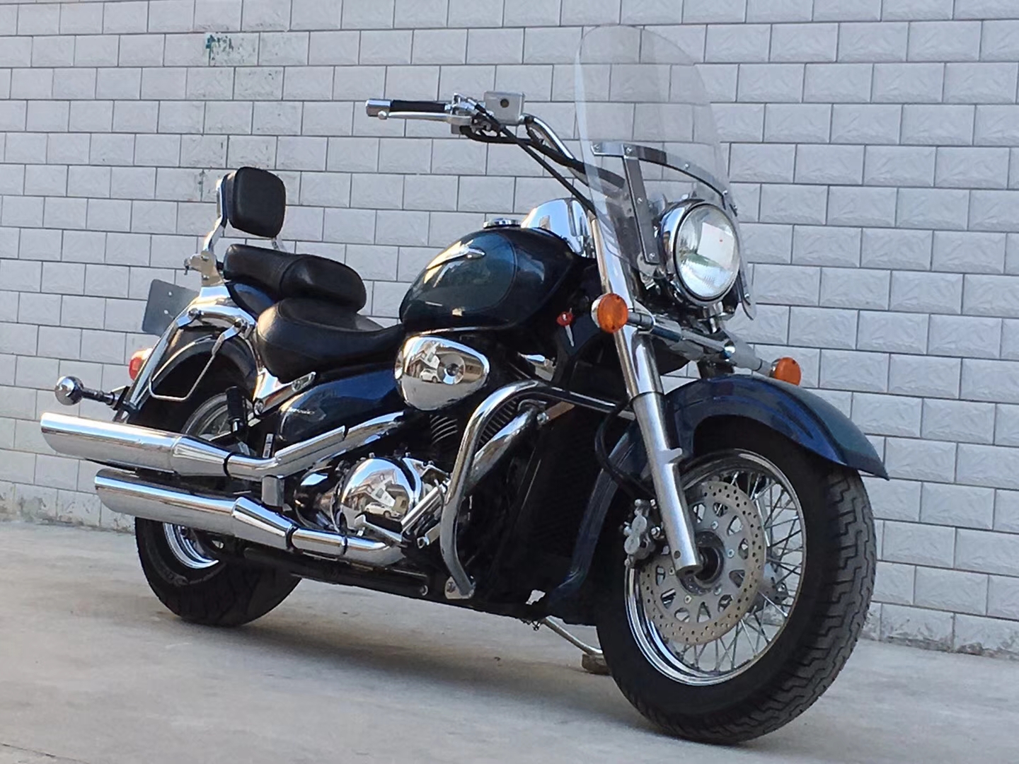 这辆用轴传动的铃木摩托车谁认识?