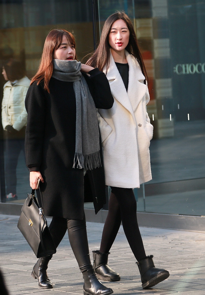 街拍:今天上街遇见的性感小姐姐给大家收藏一下!