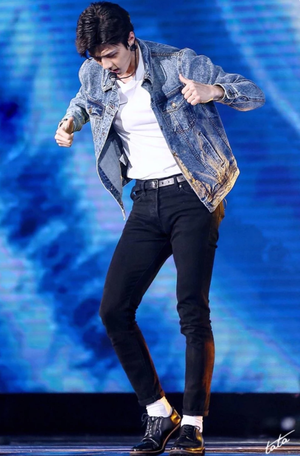 吴世勋身穿牛仔衣显得身高腿长,你能猜出他跳的哪个舞蹈吗