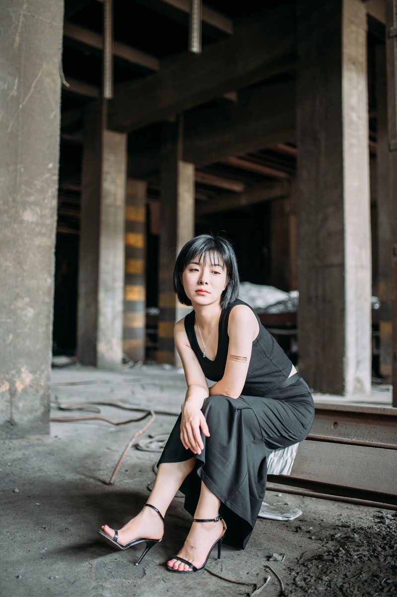 短发美女废弃工厂写真