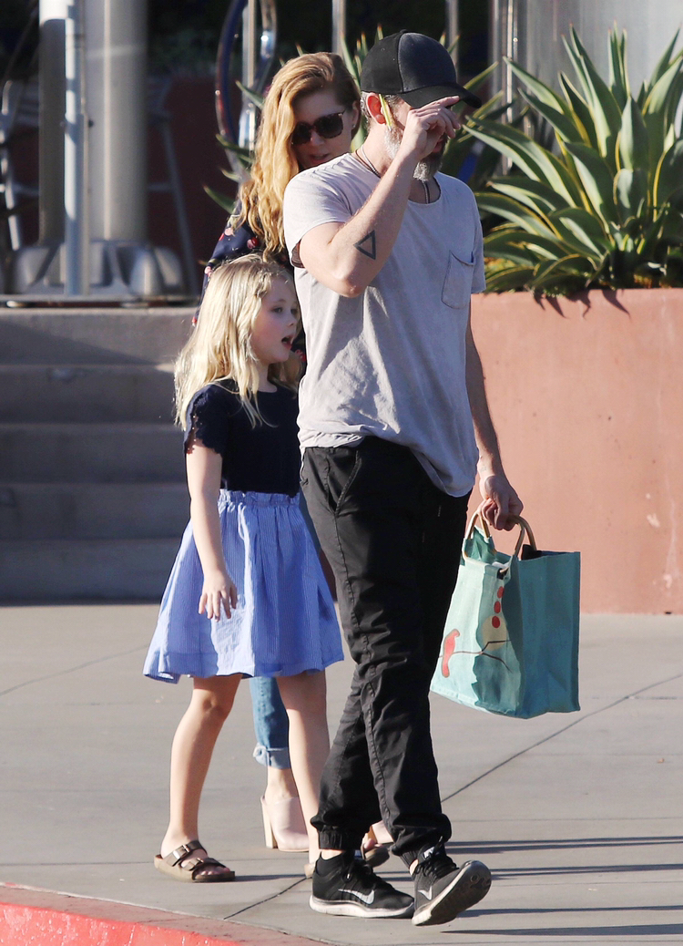 amy adams与丈夫外出享受家庭日,网友:女儿好像芭比娃娃