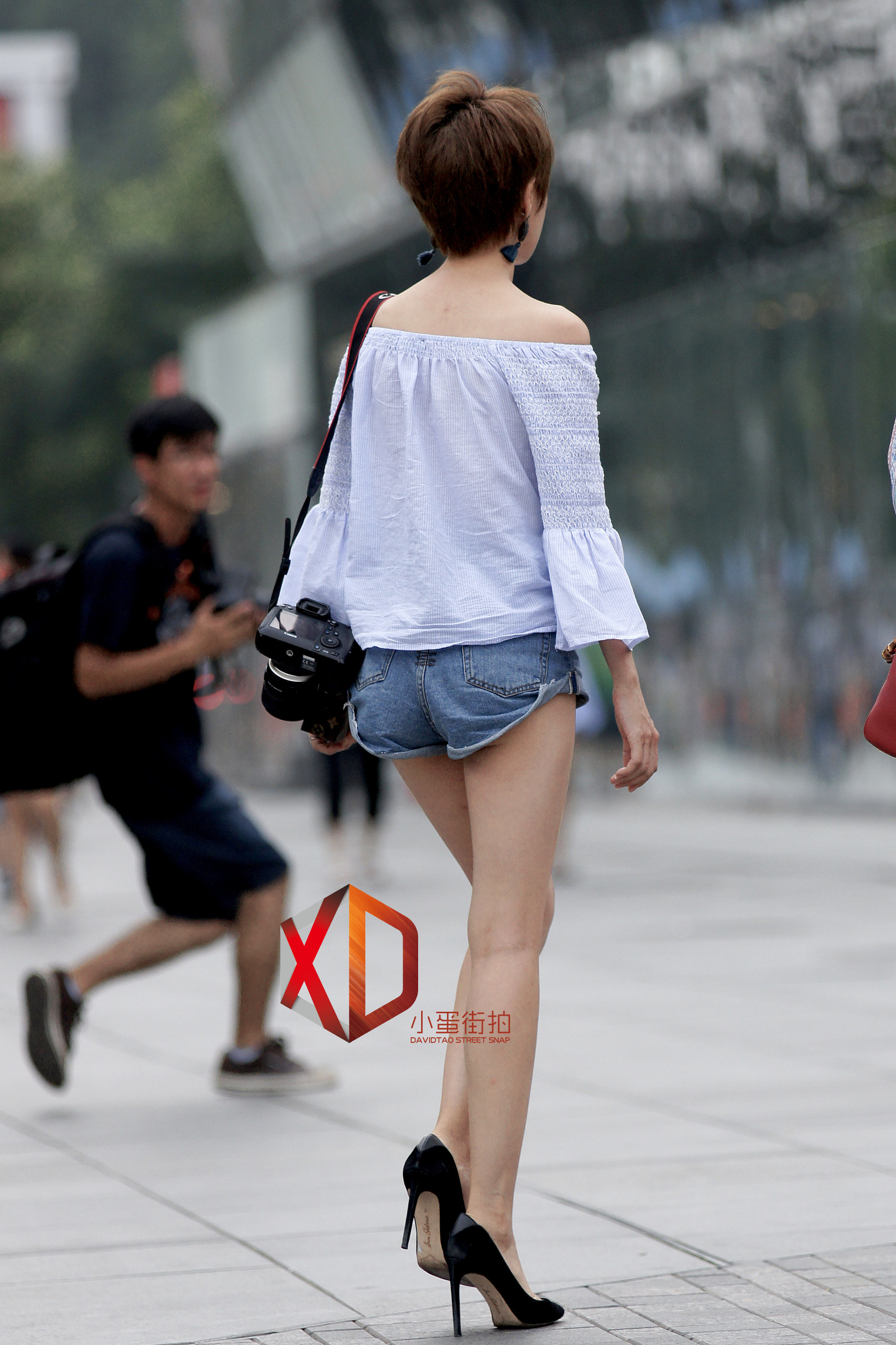 街拍:冬季里穿成这样?大白腿,性感超短裤,不愧是东莞大美女啊