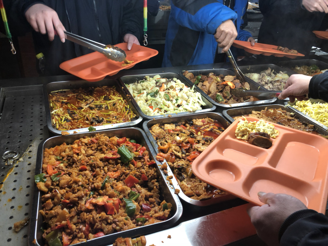 拒絕手抖打飯阿姨,富士康餐廳推出自選餐,一塊六五十克