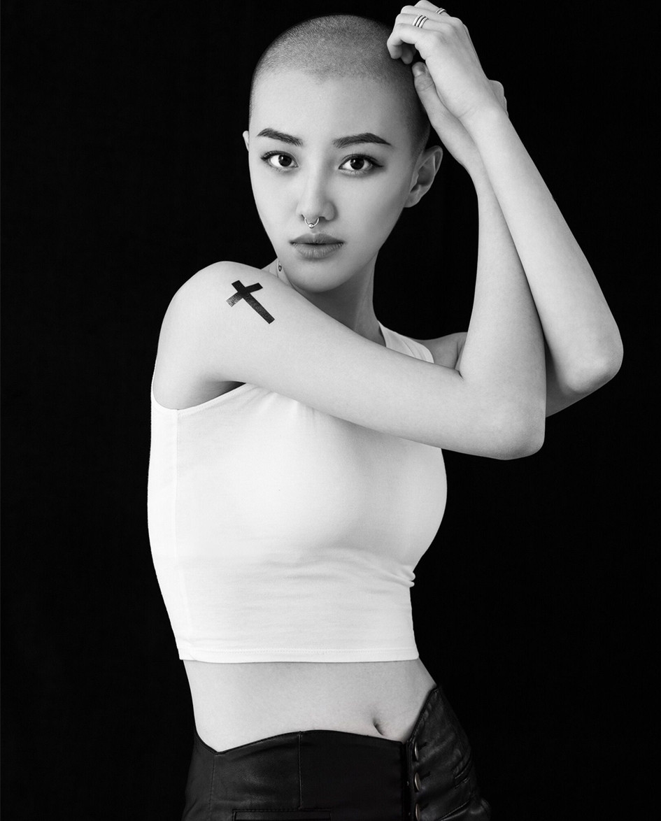 王鹤润曝光了一组黑白写真大片,片中她以光头造型出镜